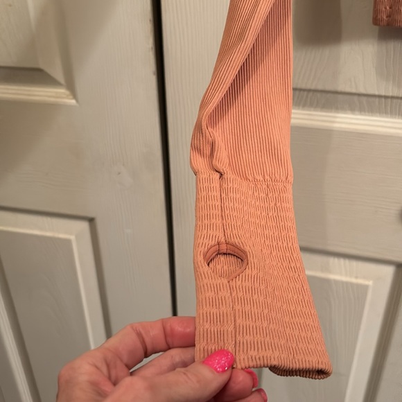 NWOT FPM CUT IT OUT CROPPED LONG SLEEVE CROP TOP | Size: XS/S|
FP Movement - Picture 3 of 4